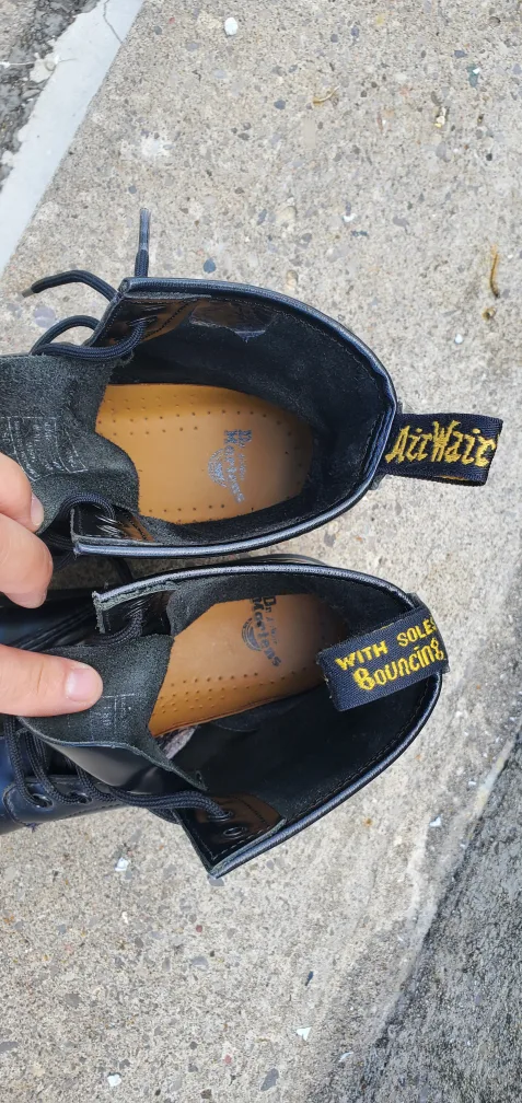 Doc Martens Classic Women's US 7 image indicator(3)