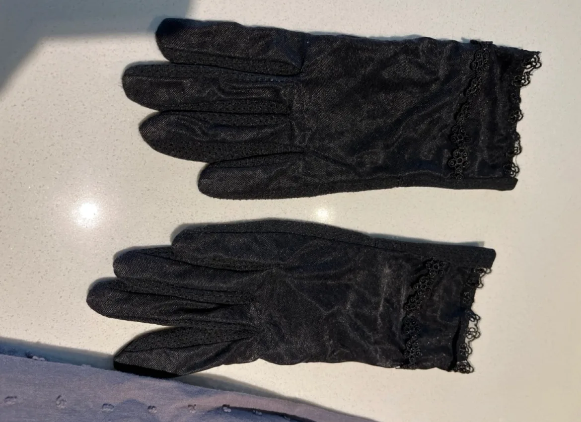 Victorian Style Dress with Accessories image indicator(4)