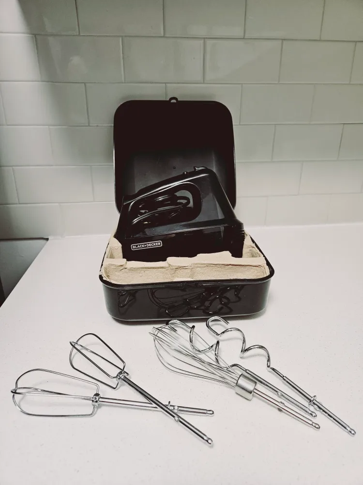 Moving sale: Black & Decker Hand Mixer + cookie bundle image indicator(2)