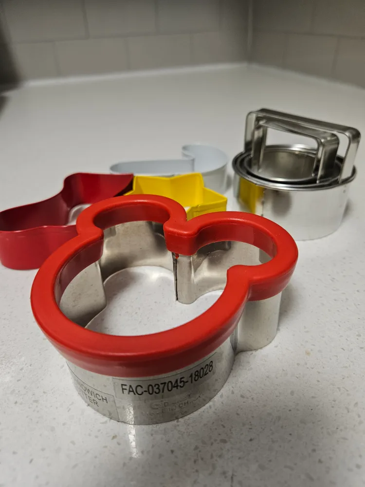 Moving sale: Black & Decker Hand Mixer + cookie bundle image indicator(5)