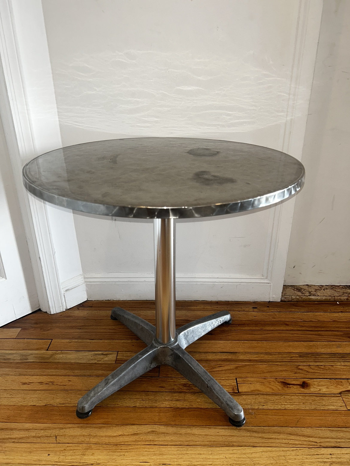 Round Aluminum Indoor-Outdoor Table