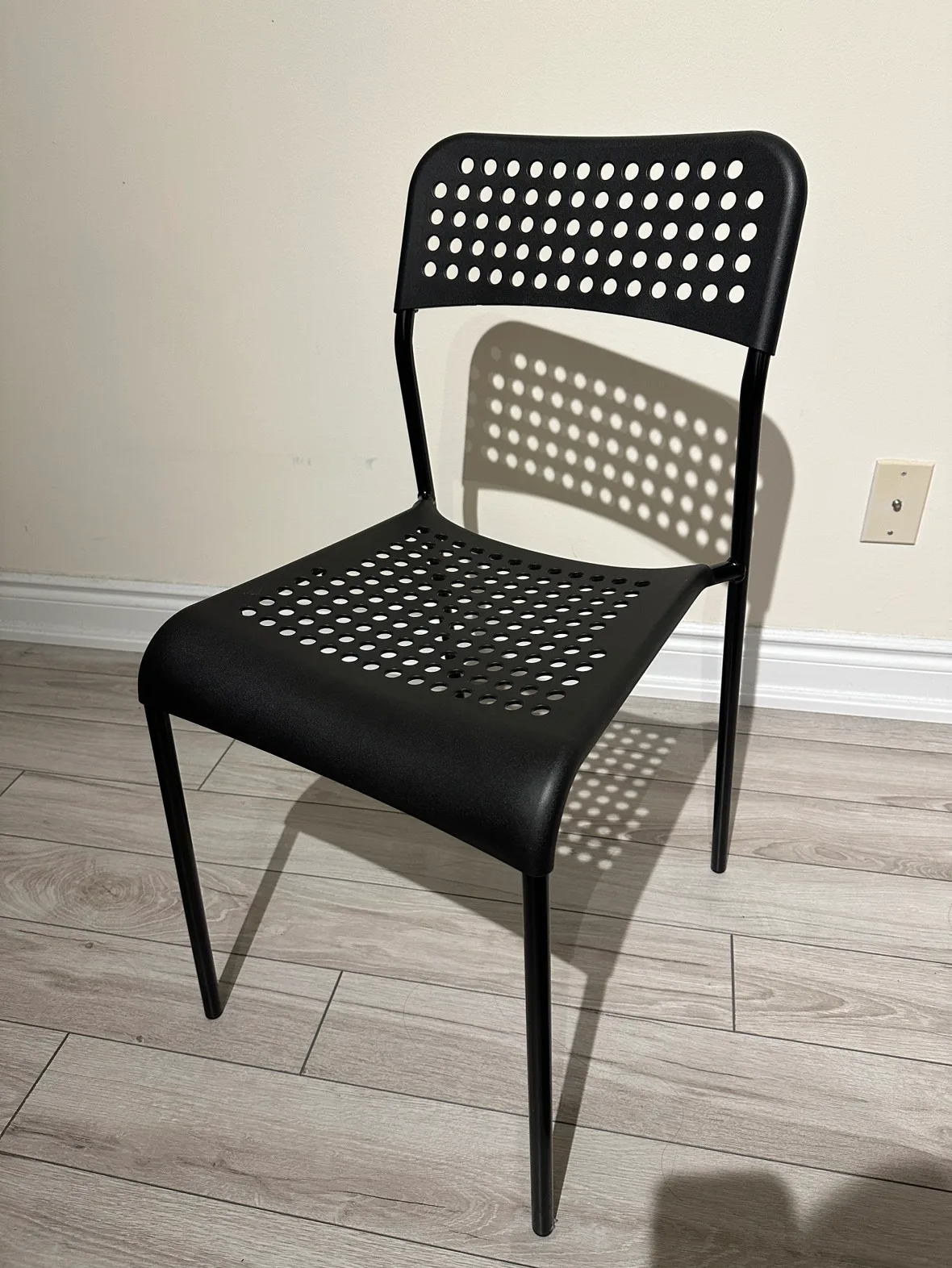 ADDE chair thumbnail