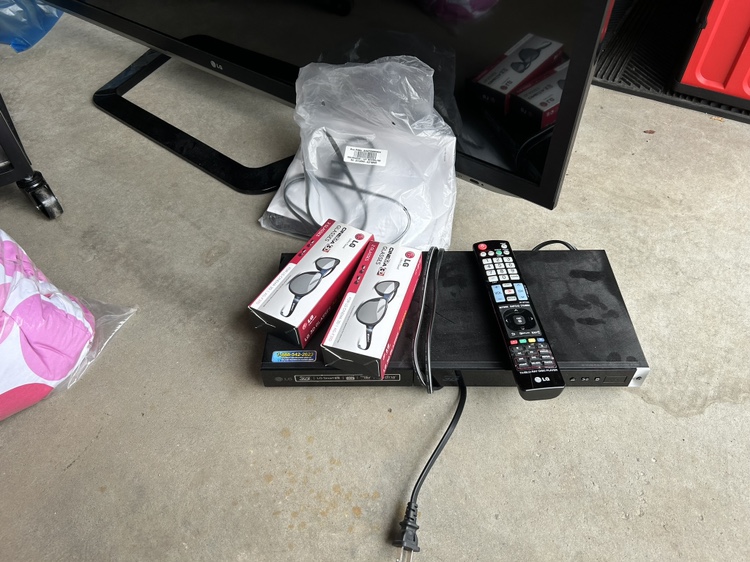 55’ 3D TV complete with player and glasses - photo 4