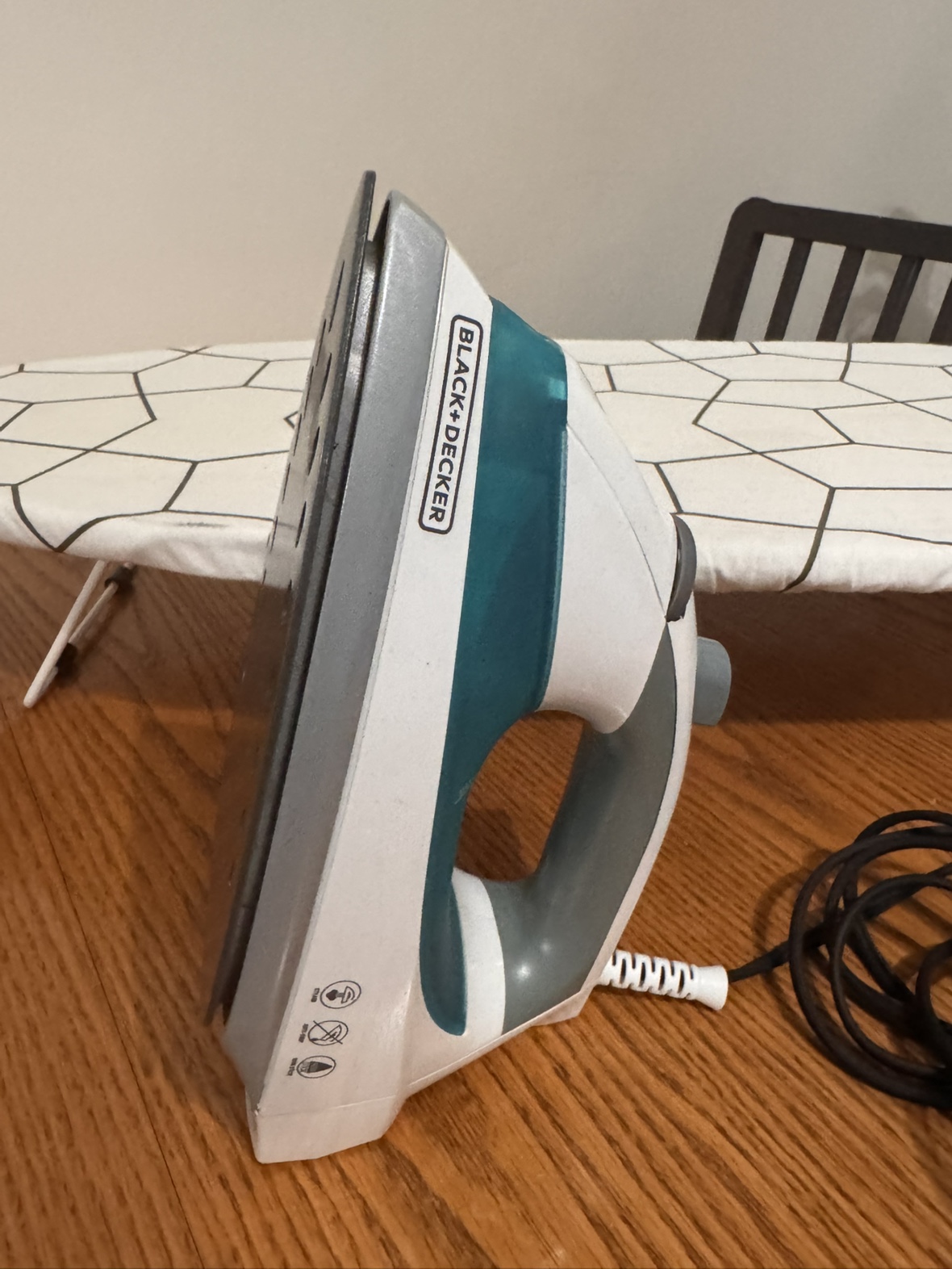 Black & Decker Iron with Ironing Board - photo 2