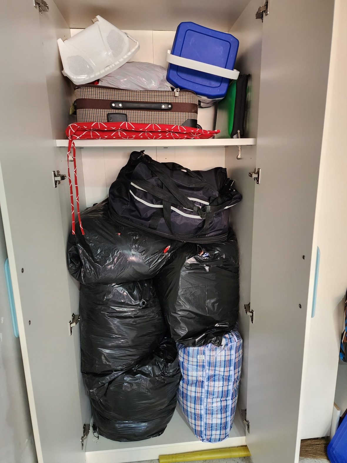 Off-white wardrobe (3-door) - photo 3