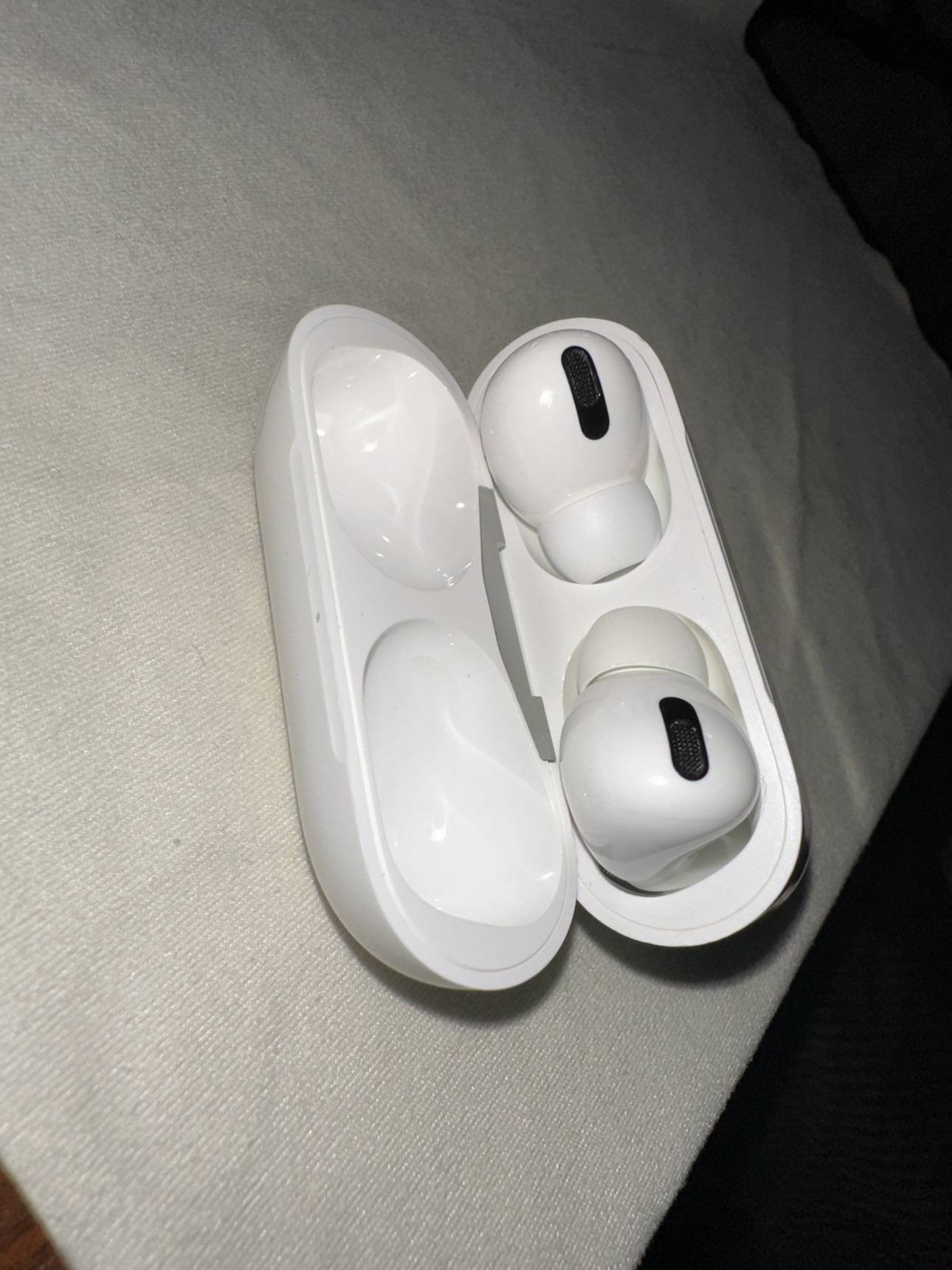 Apple AirPods (1st Gen) - photo 2