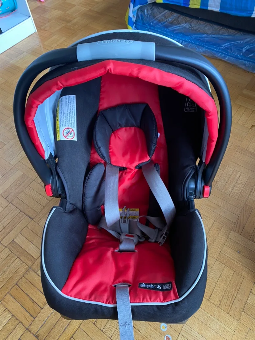 Graco Infant Car Seat with base thumbnail