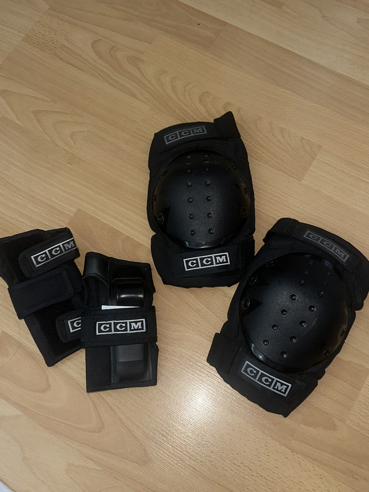 CCM Knee and Wrist Pads Adult M