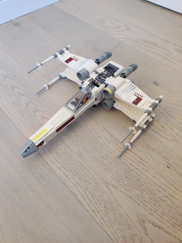 LEGO Star Wars X-Wing Fighter 75301 with pilot Luke Skywalker thumbnail