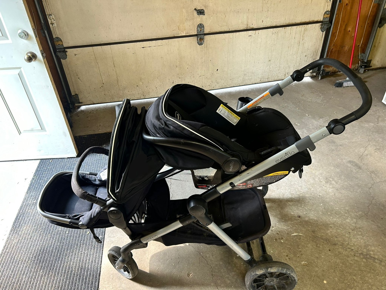 Evenflo Pivot Xpand Travel System with Car Seat