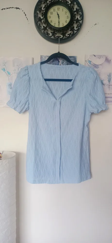 Woman top with short sleeves. image indicator(2)