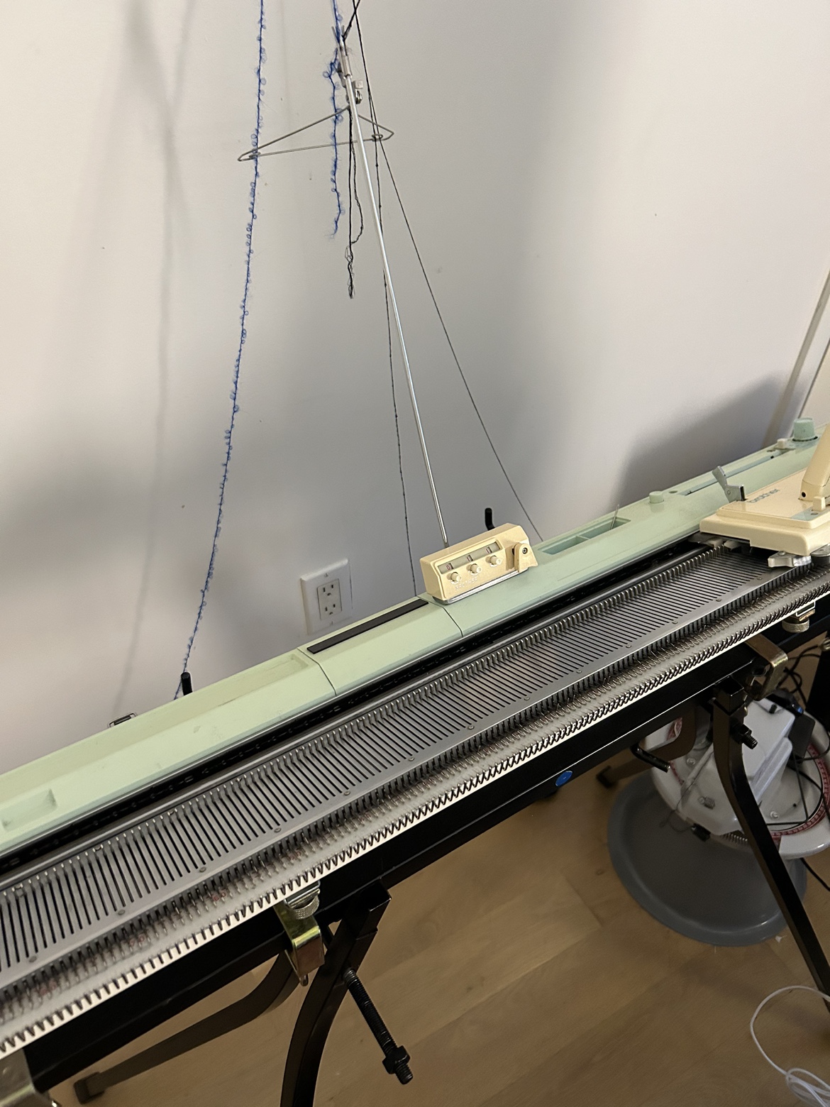 Brother KH-836 Knitting Machine - photo 2
