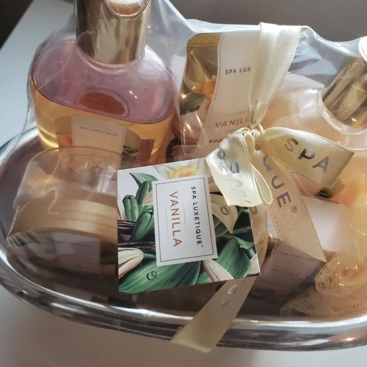 Spa Luxetique Vanilla Bath Gift Set image indicator(3)