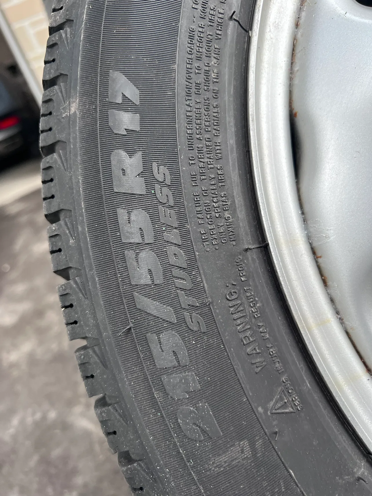 Used MICHELIN Winter Tires with rims 215/55R17 image indicator(3)
