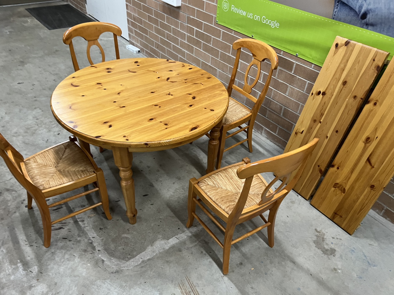 Round Table w/4 Chairs and 2 leaves - photo 3