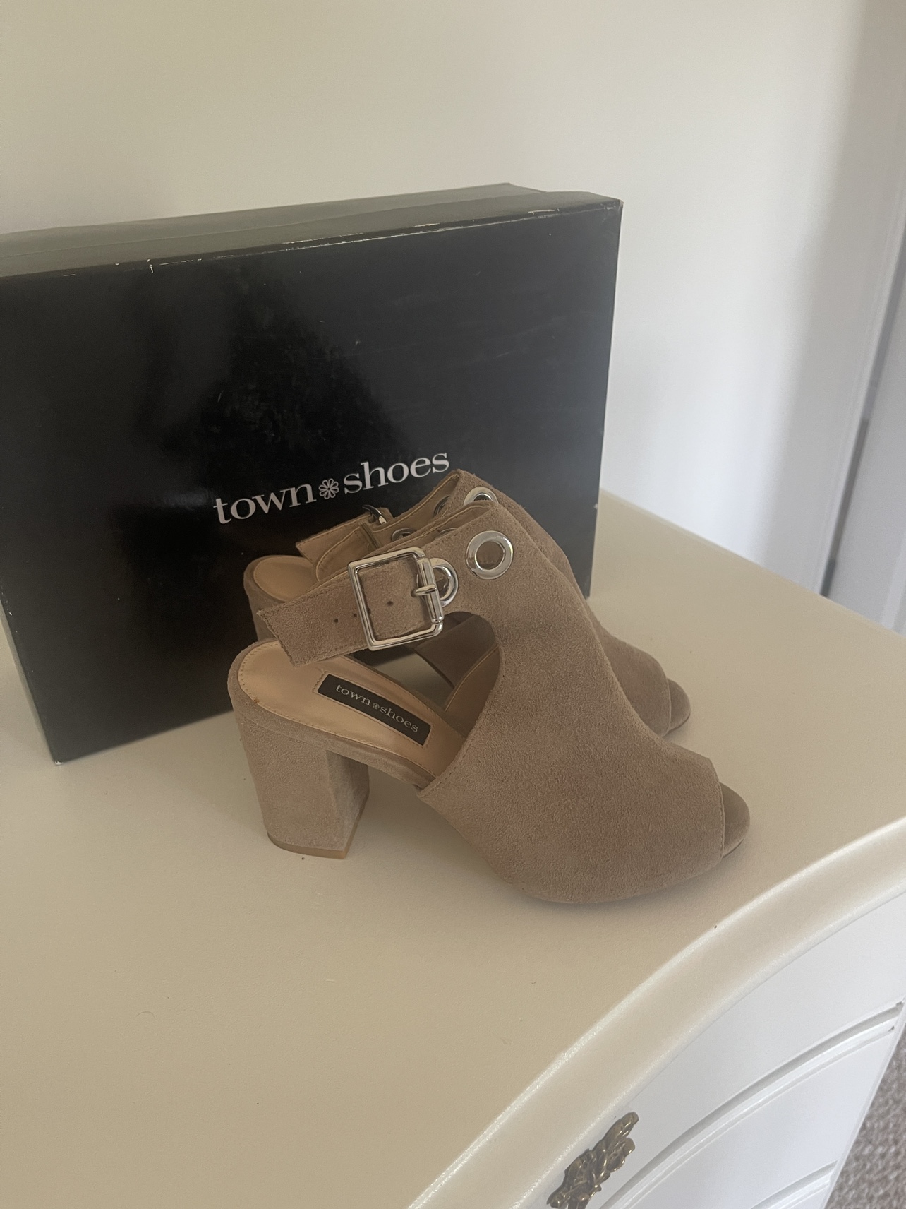 Town Shoes Beige Suede Heels - photo 2
