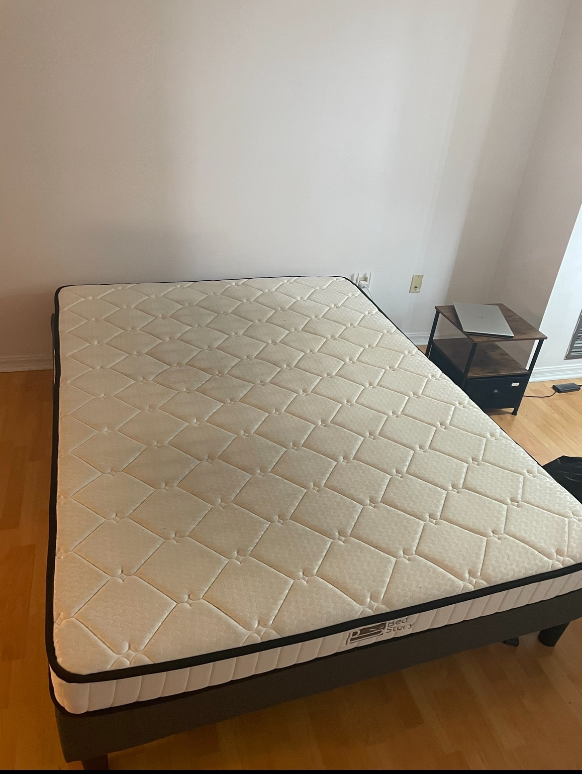 Queen size bed - photo 2