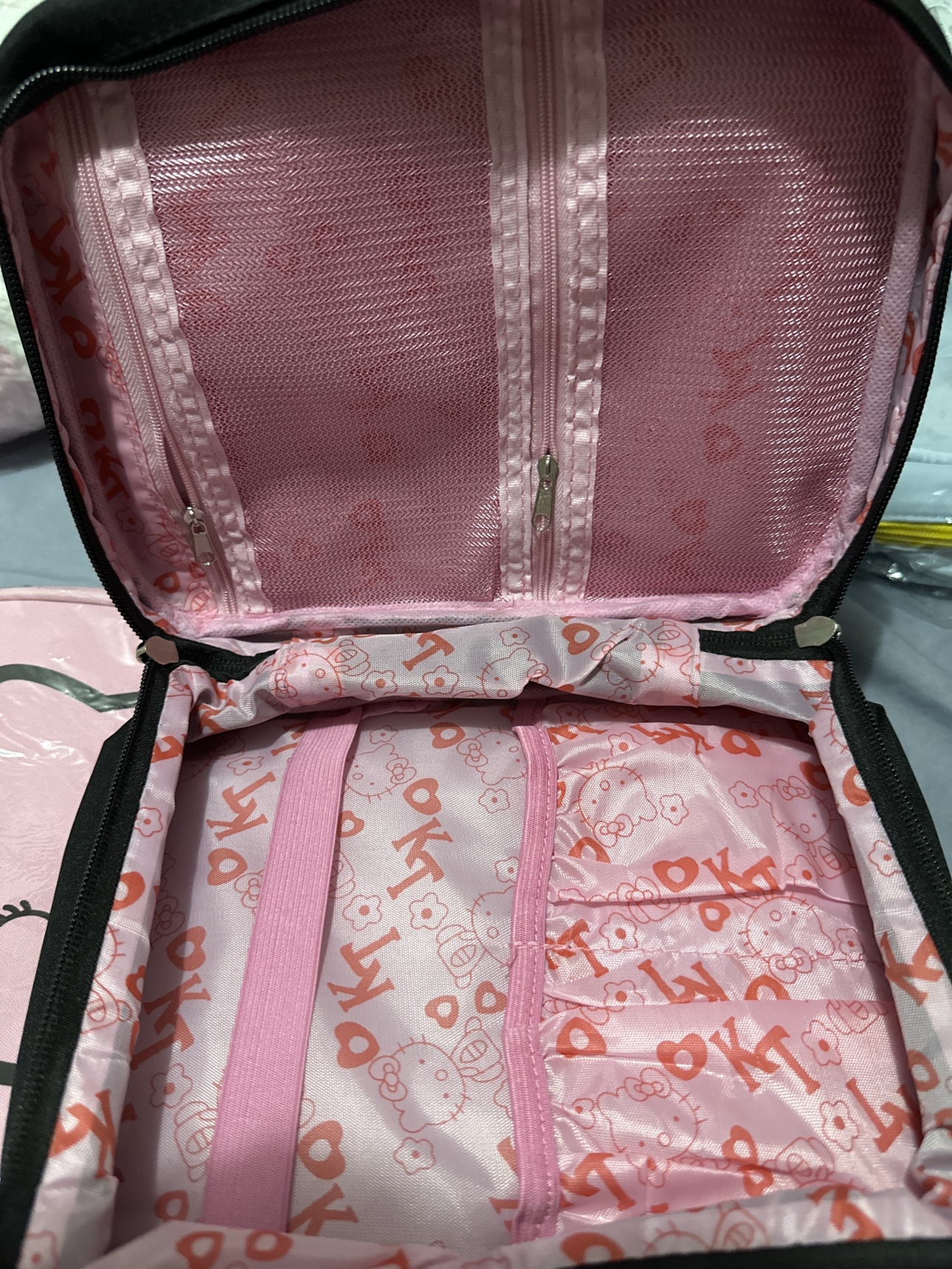 Hello Kitty Makeup Bags - photo 3