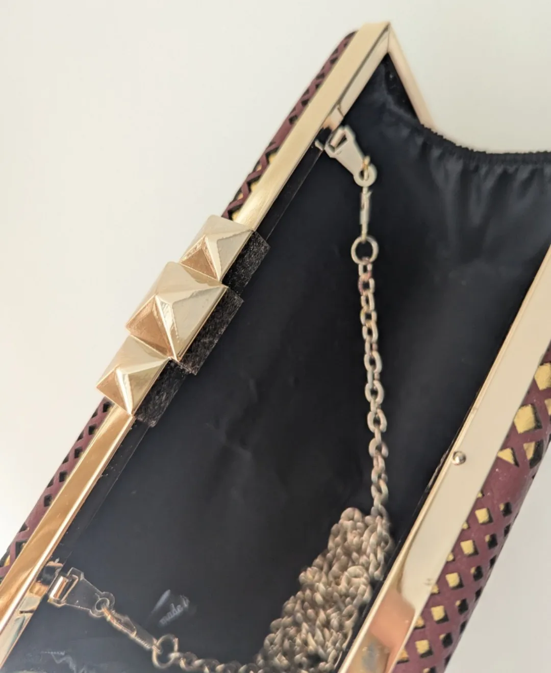 Gold and burgundy evening clutch with chain image indicator(3)
