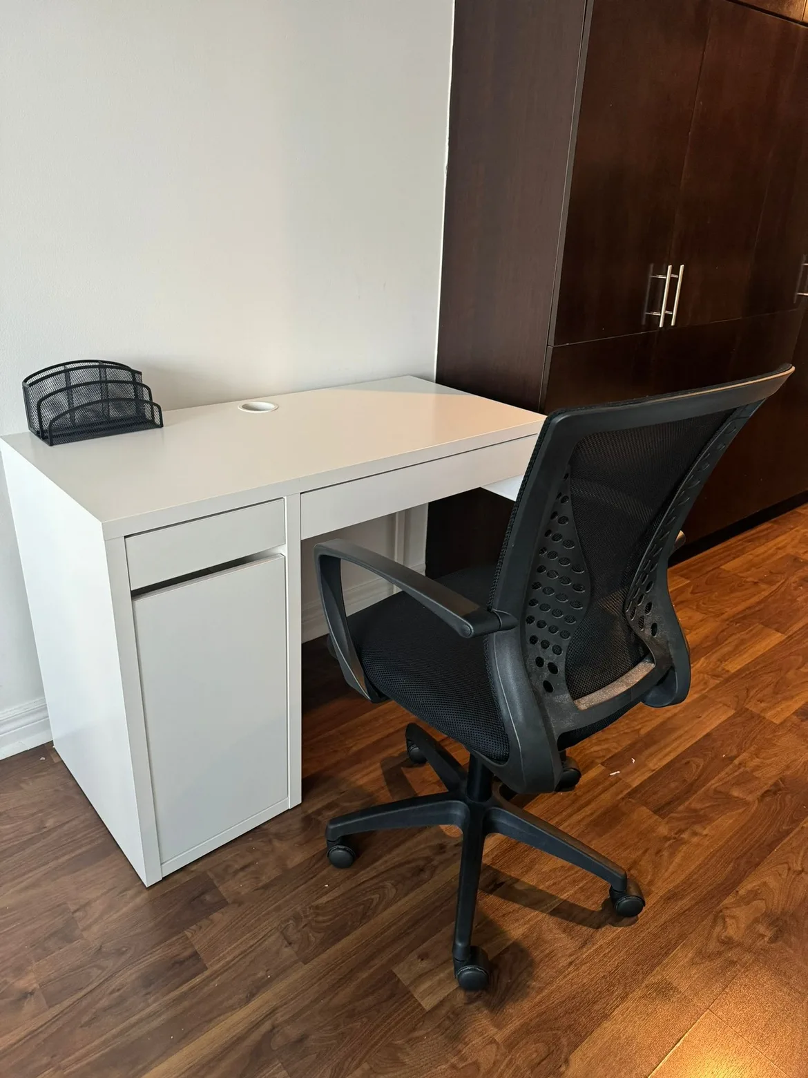 IKEA Micke White Desk with chair image indicator(2)