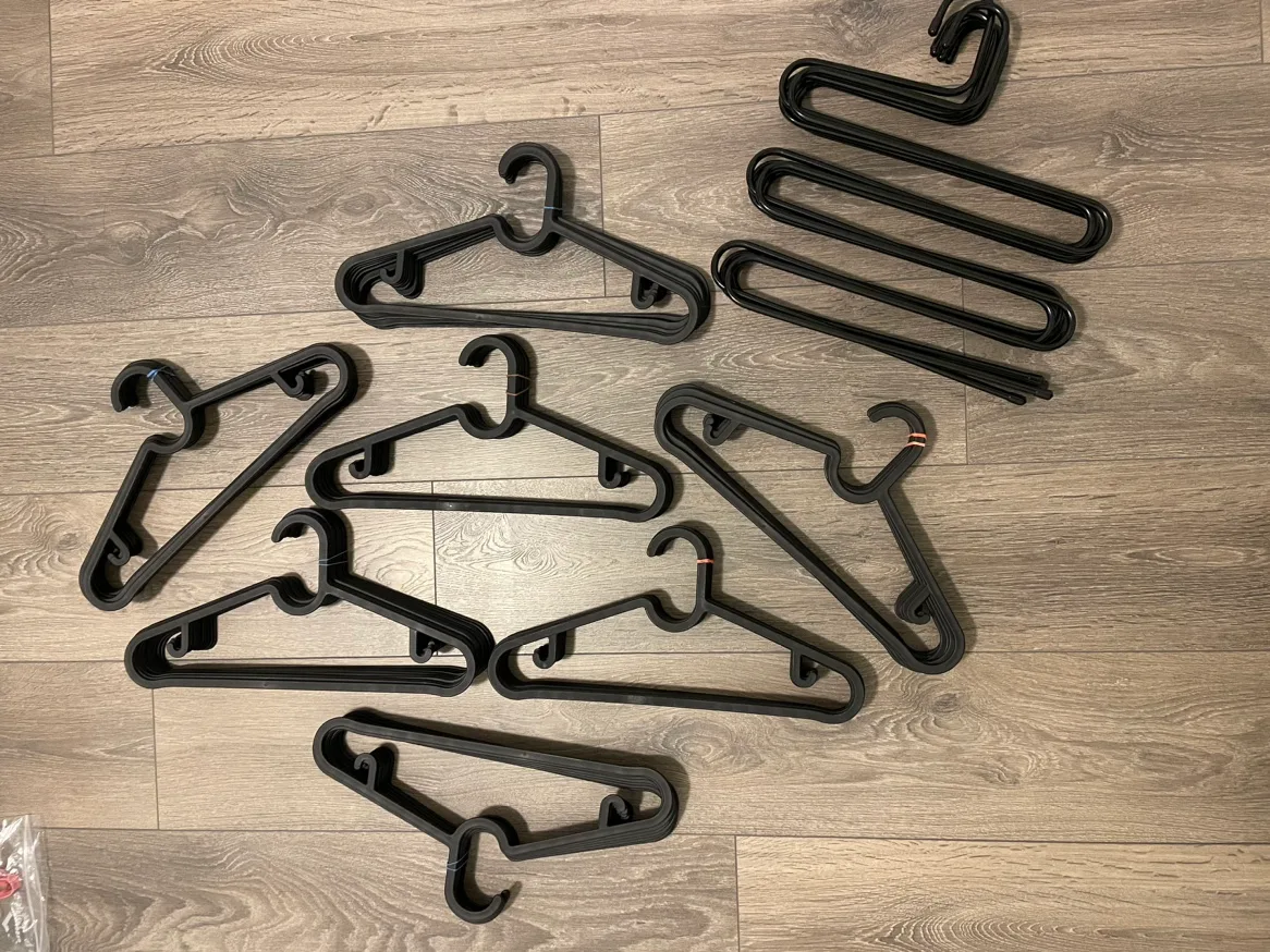 Black clothes (71 pcs) and pants hangers (5 pcs) thumbnail