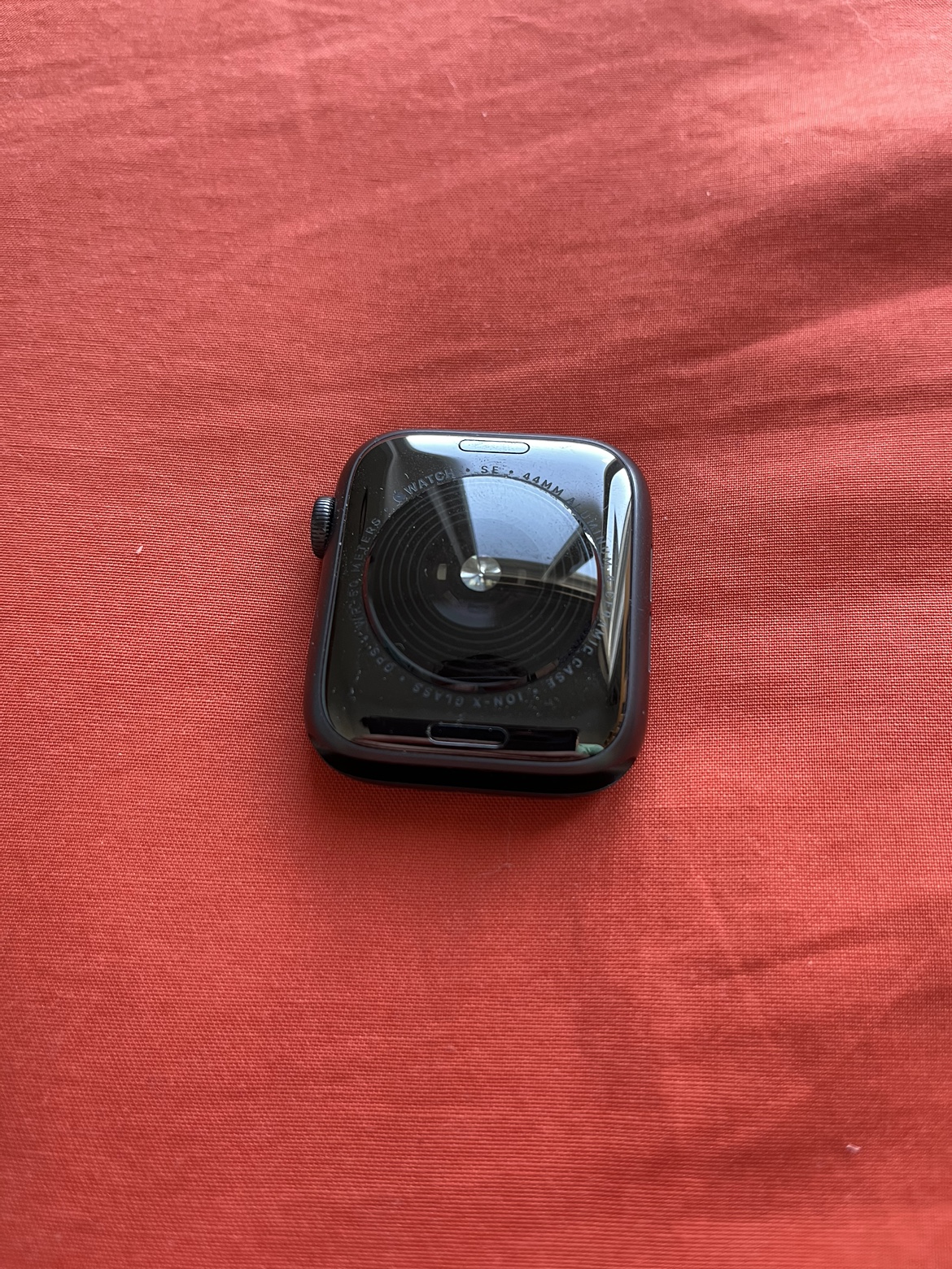 Cracked Apple Watch Series SE - photo 3