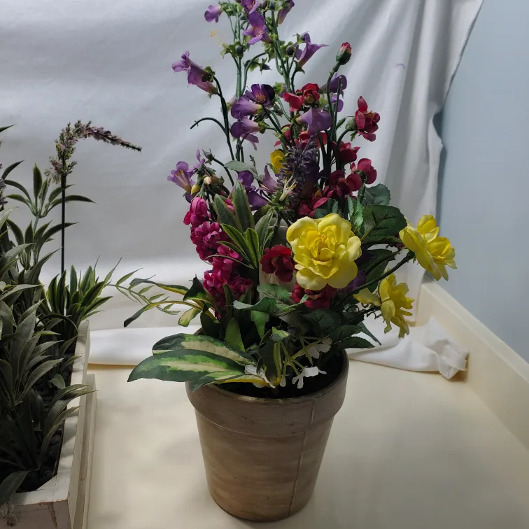 Fake flowers in pots image indicator(2)