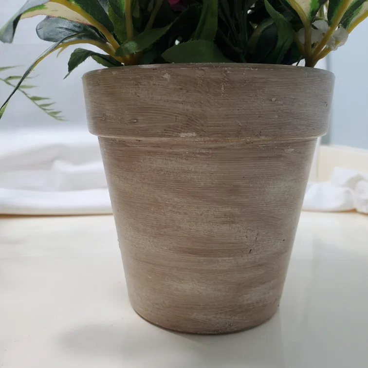 Fake flowers in pots image indicator(3)