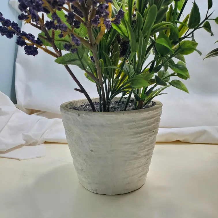 Fake flowers in pots image indicator(6)