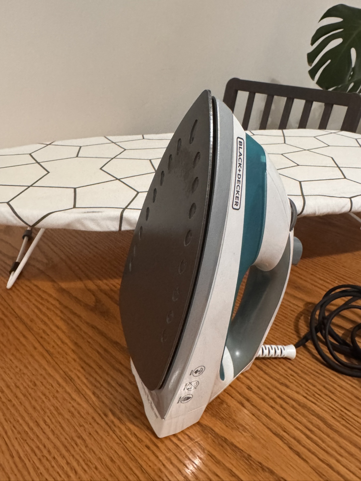 Black & Decker Iron with Ironing Board - photo 3