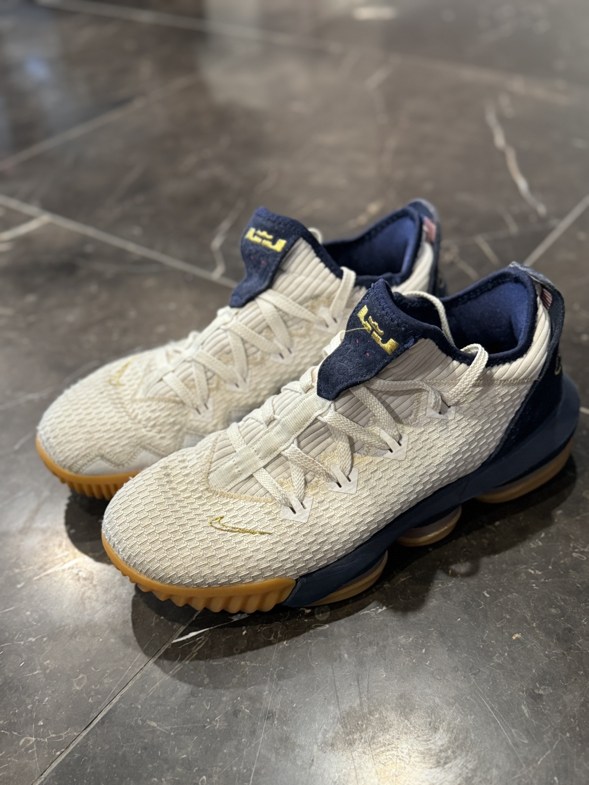 Nike LeBron 16 "USA" low