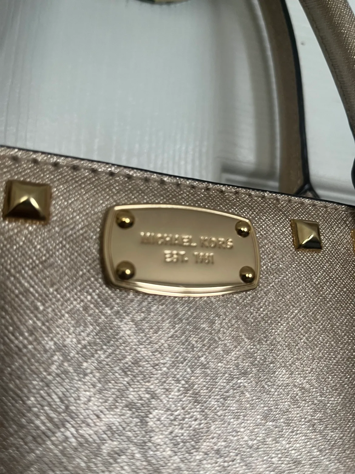 MICHAEL KORS SAFFIANO STUD Tote Purse Gold Leather image indicator(3)