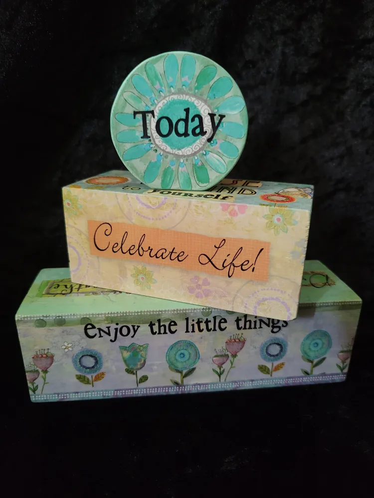 Hallmark Decorative Wooden Blocks and Plate image indicator(4)