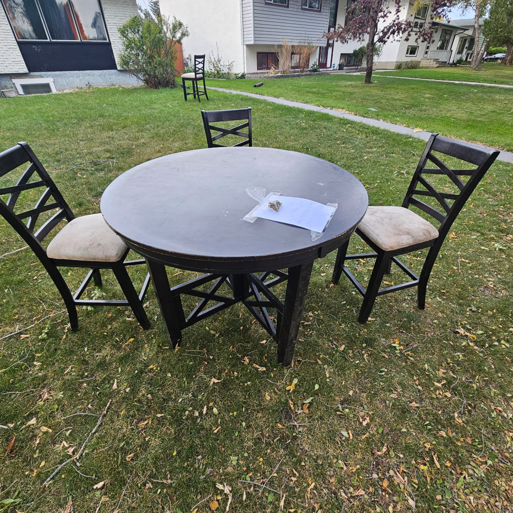 Round Table and 3Chairs #freecycle