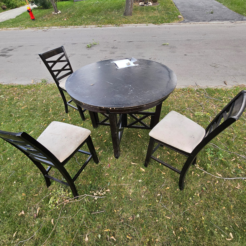 Round Table and 3Chairs #freecycle - photo 2