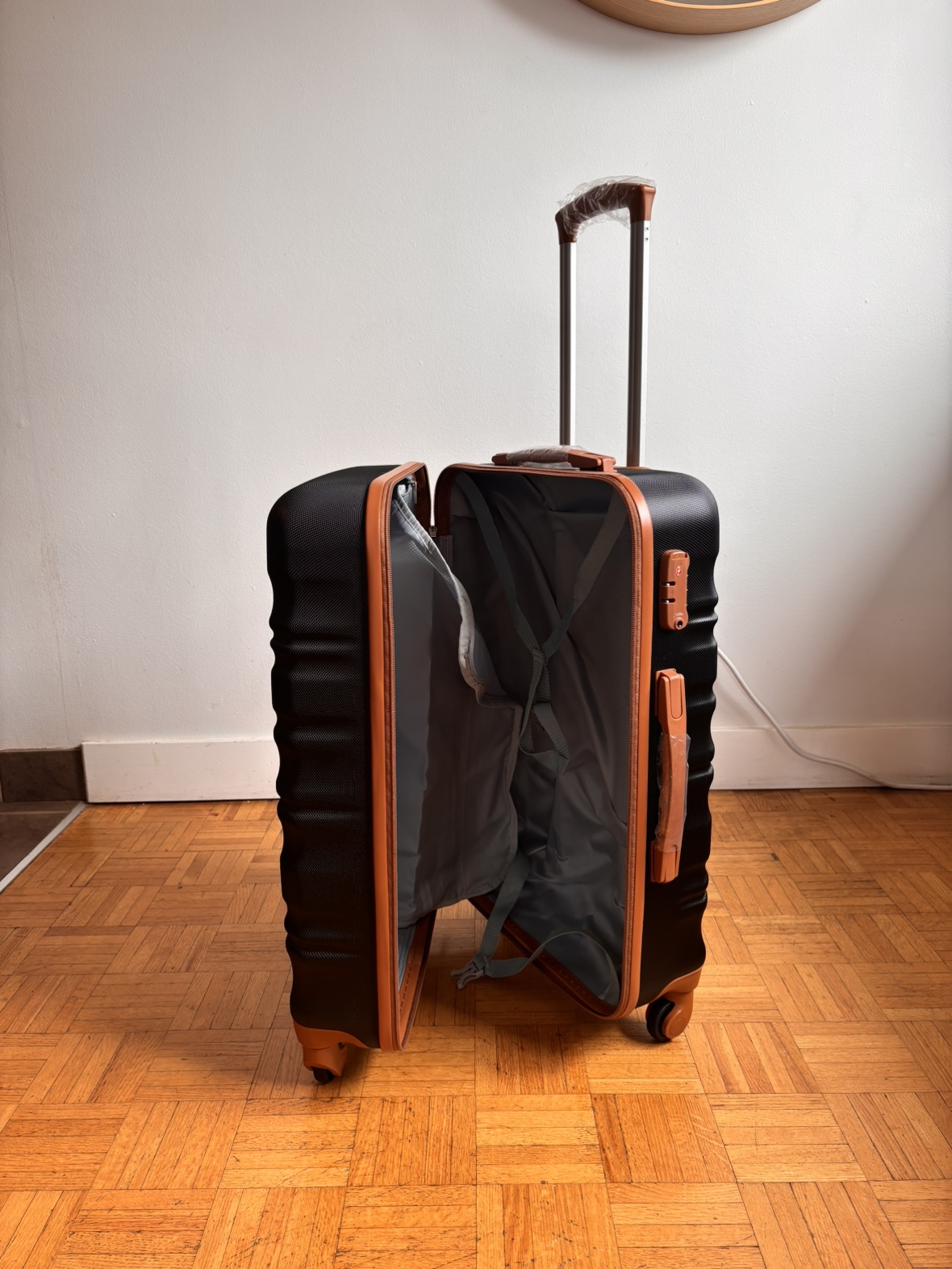 24” Hard Case Suitcase - photo 3