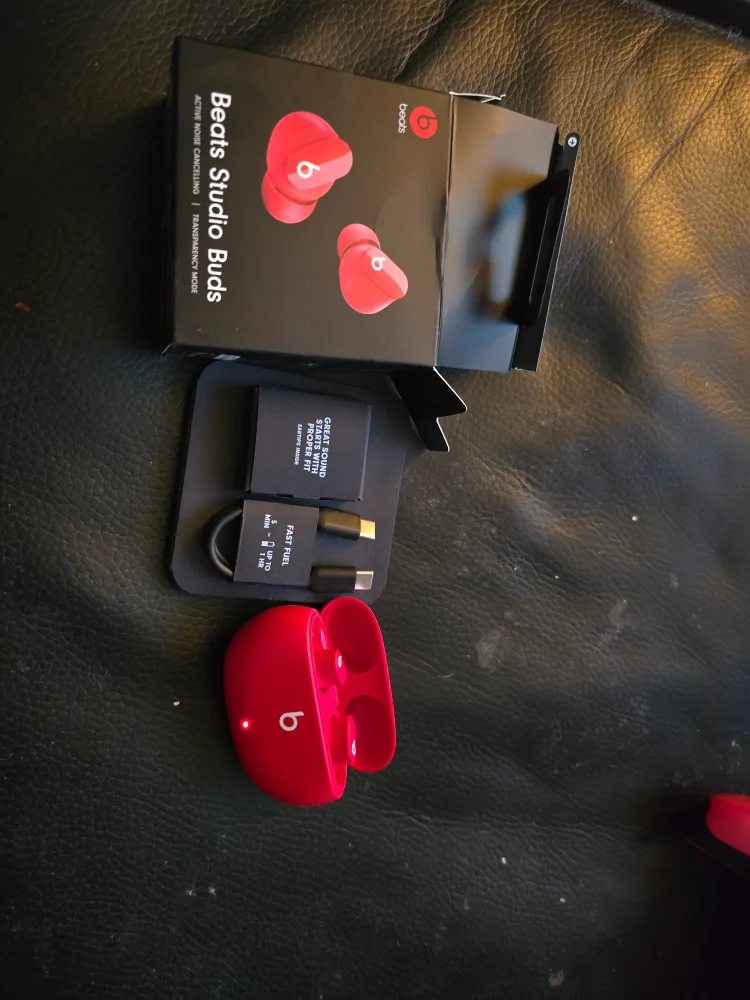 Beats Studio Buds image indicator(2)