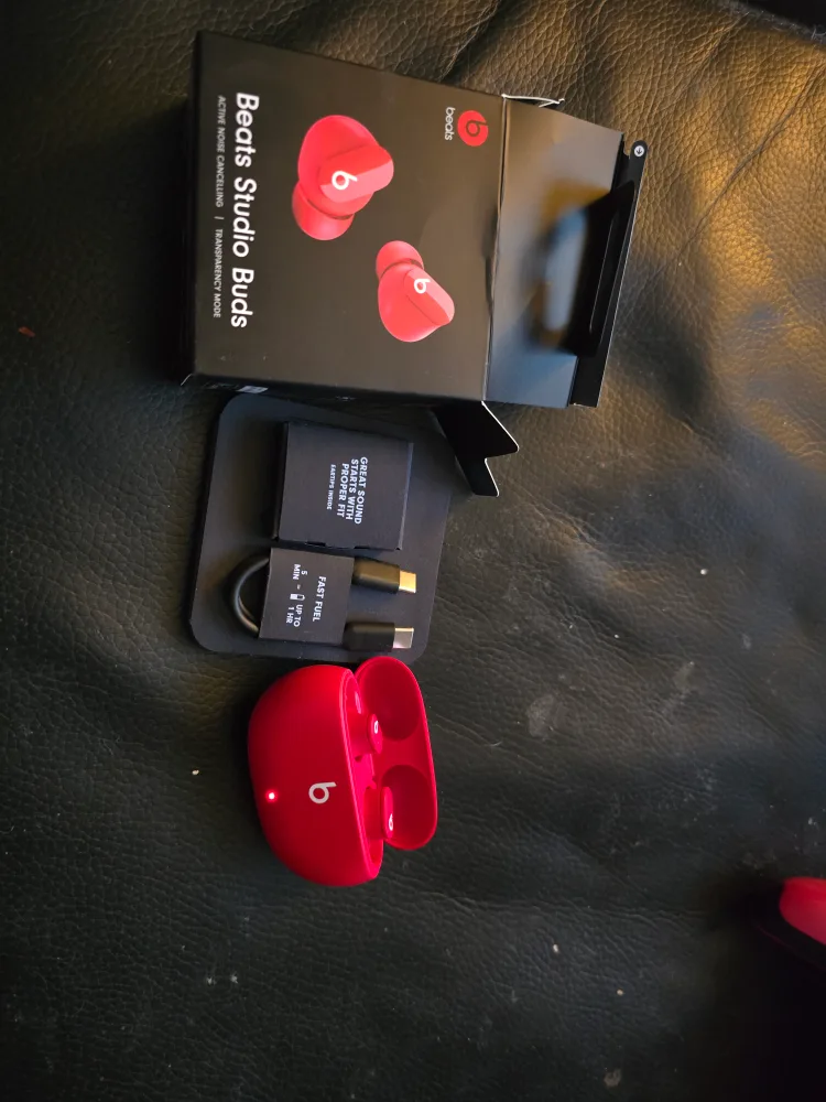 Beats Studio Buds image indicator(3)