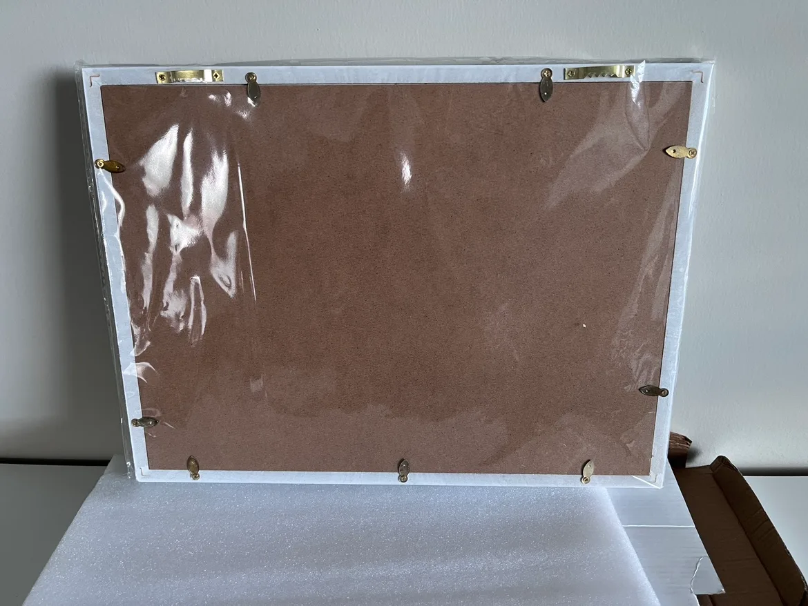 White and Wood Picture Frame image indicator(2)