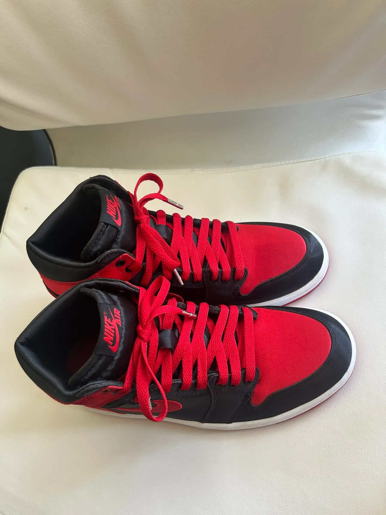 Wmns Air Jordan 1 Retro High OG 'Satin Bred' 2023 image indicator(3)