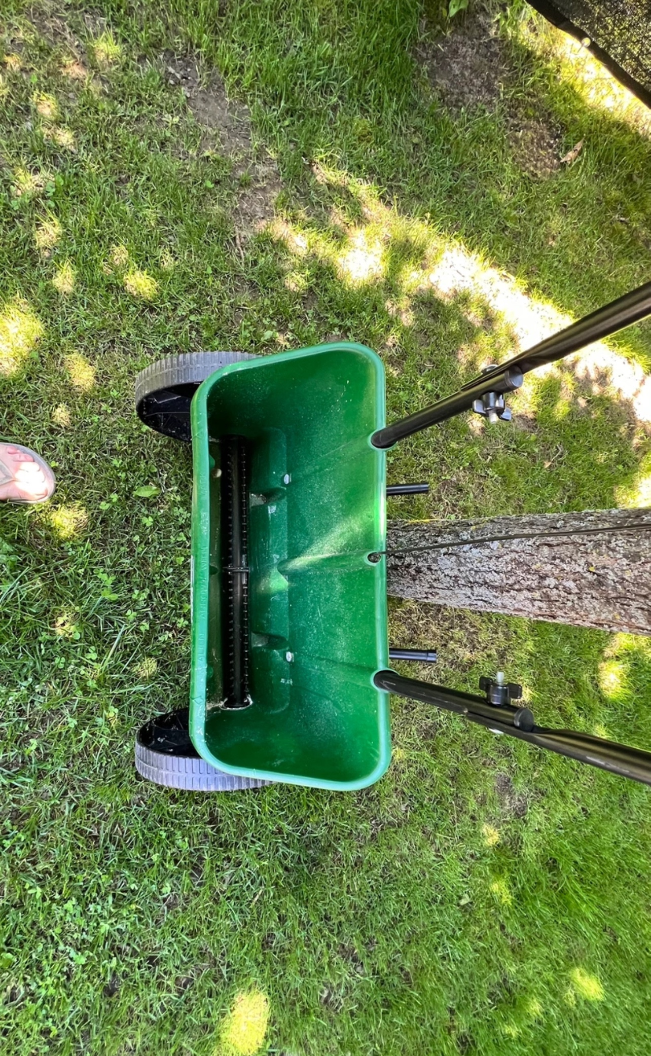 Scotts Fertilizer Spreader - photo 3