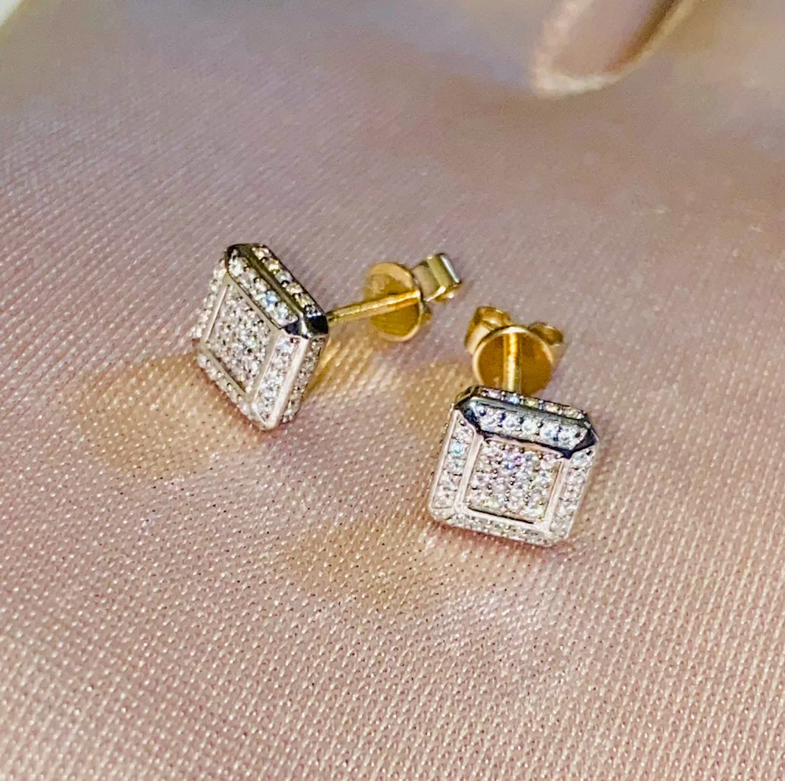 10K Gold Diamond Earrings for men and women image indicator(2)