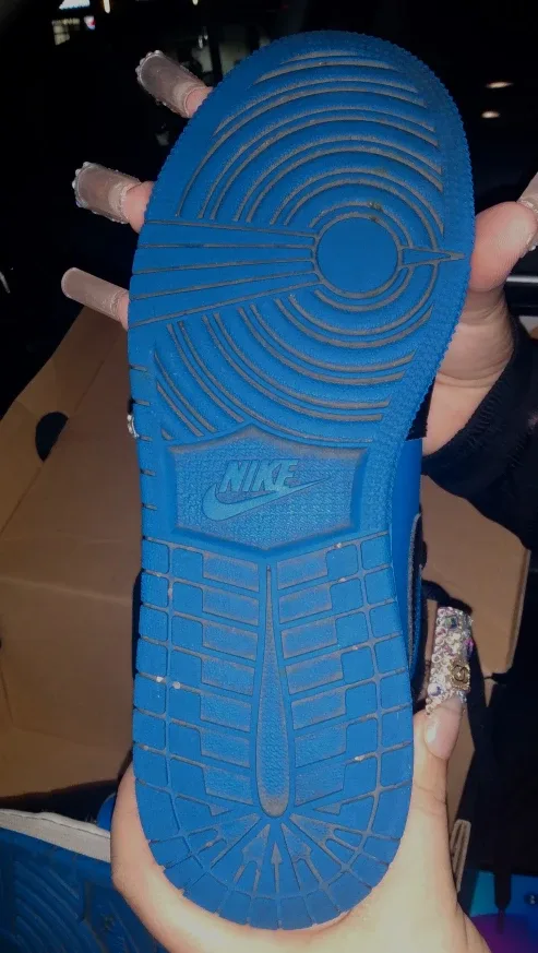 Air Jordan 1 Retro High image indicator(4)