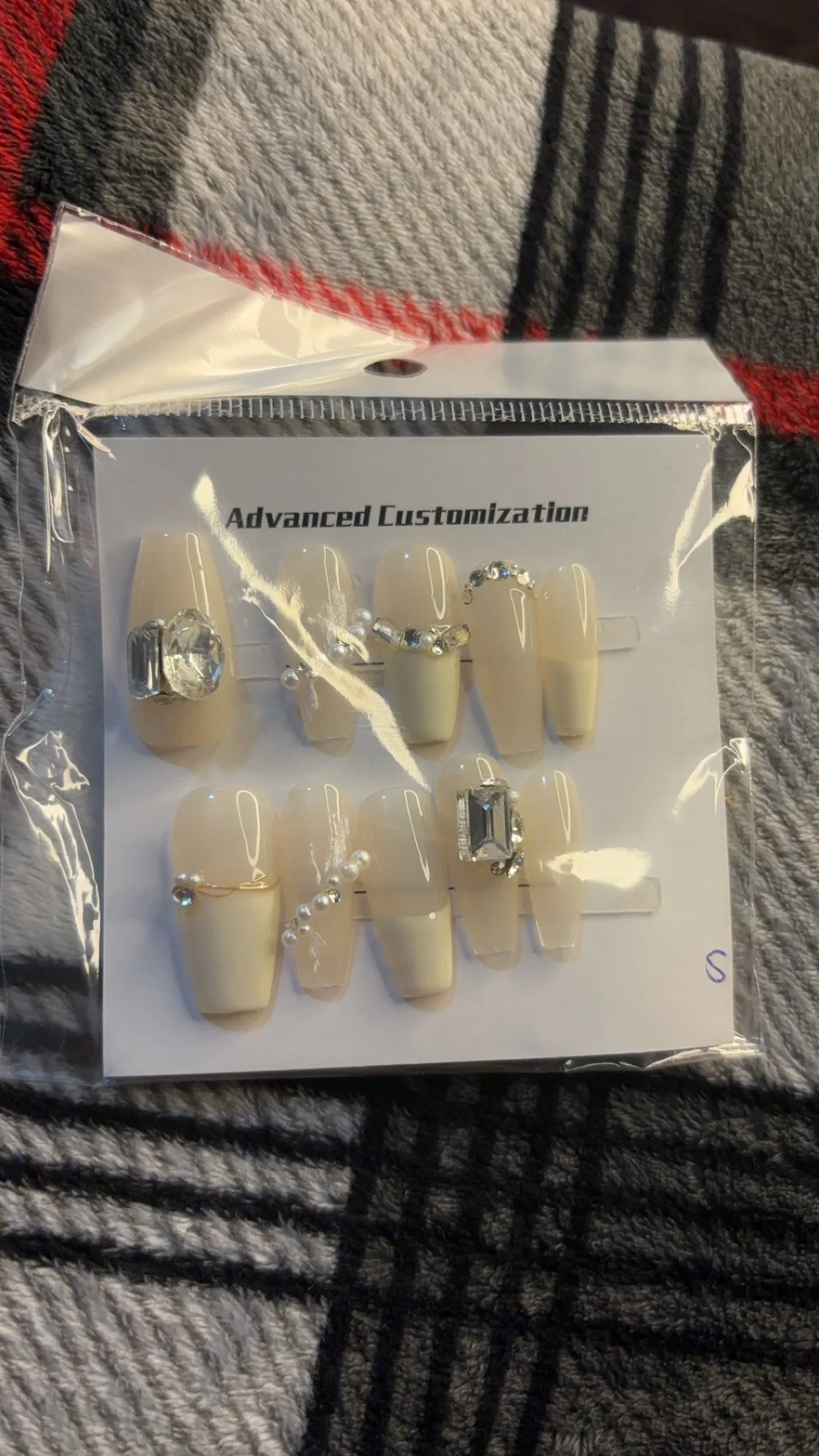 Press on Nails with accessories image indicator(2)