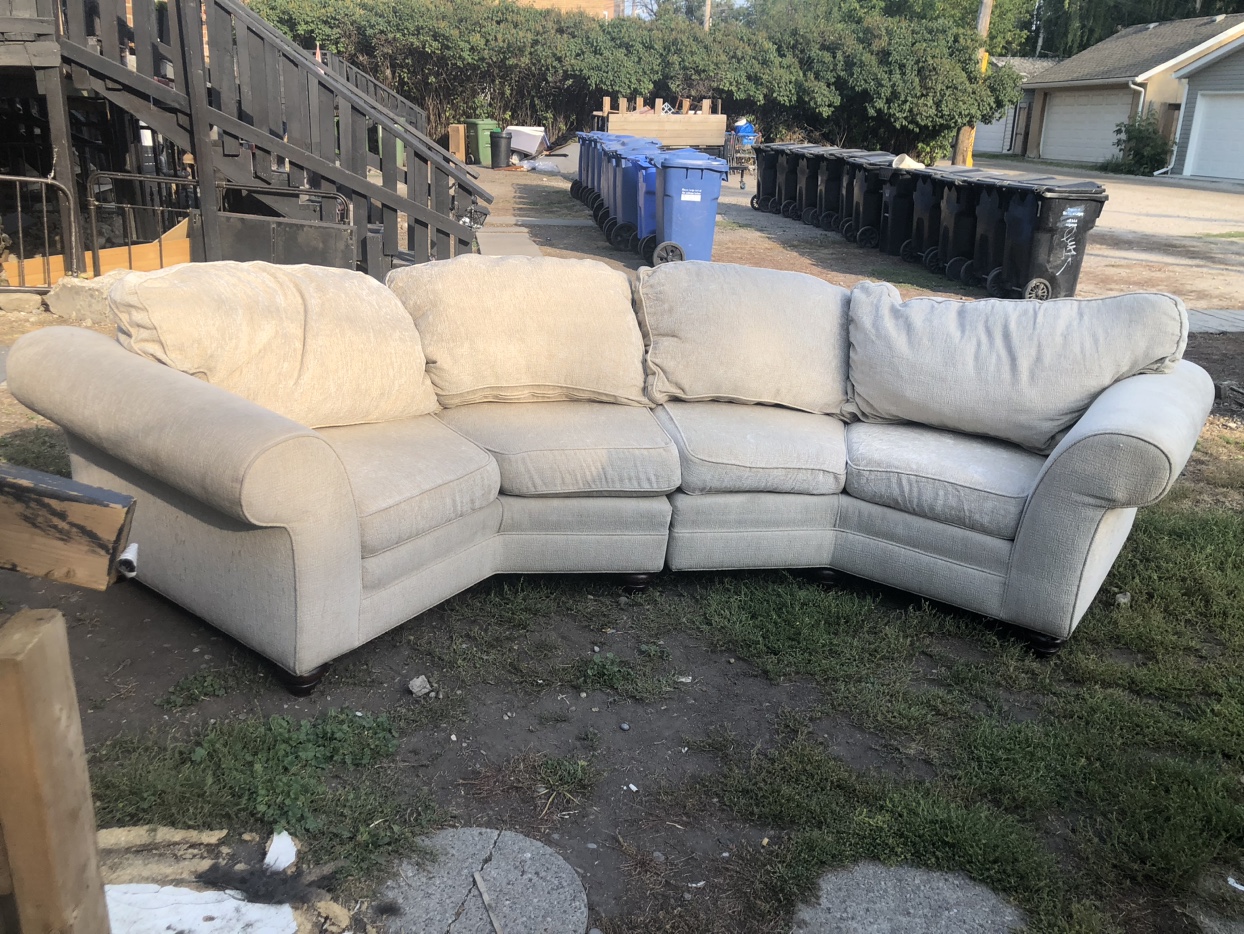 NEED GONE ASAP: Sectional Couch - photo 2