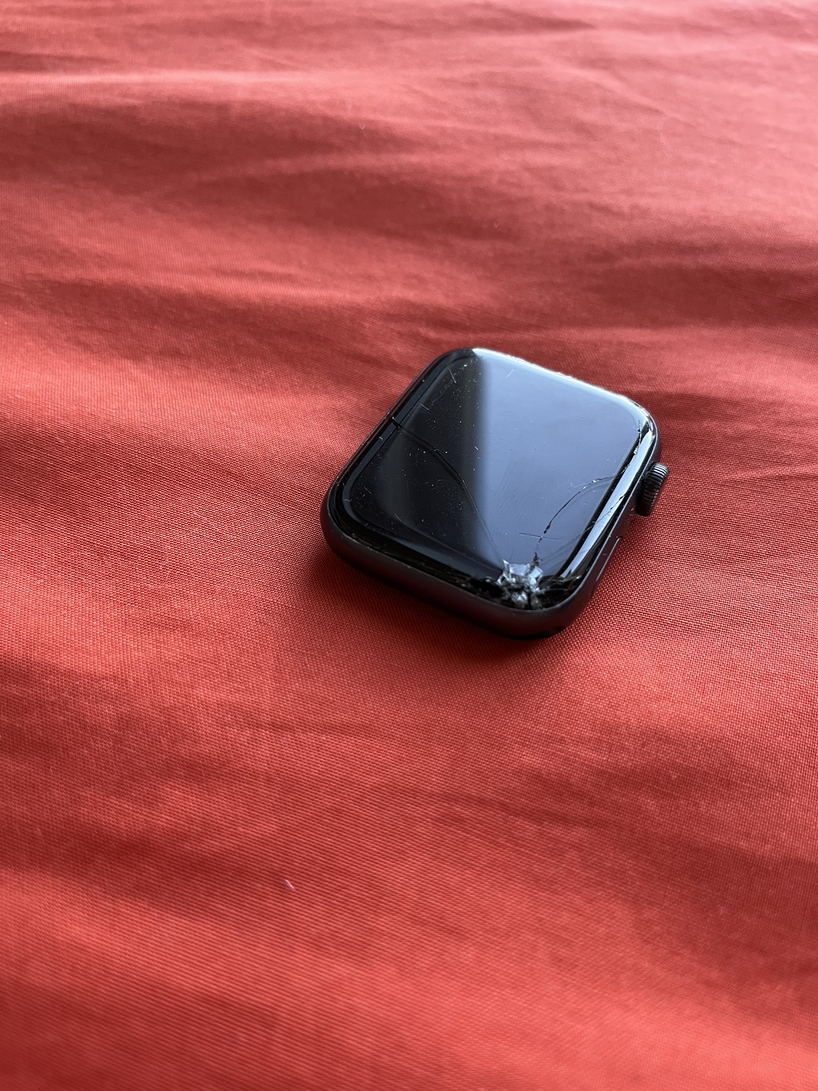 Cracked Apple Watch Series SE - photo 2