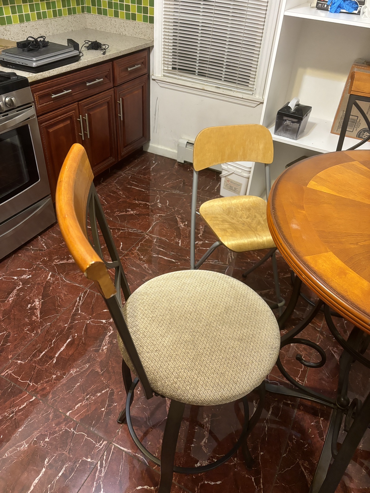 Small Round Table with 2 Chairs - photo 5