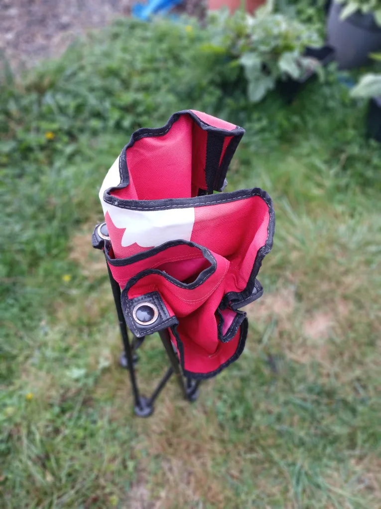 Canadian Flag Folding Chair image indicator(2)