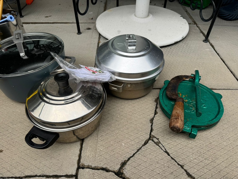 2 Idli pot, chapati maker