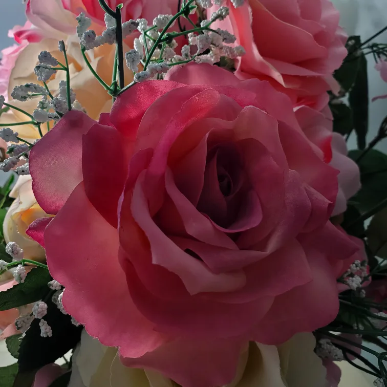 Glass Vase with Artificial Flowers image indicator(10)